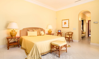 Villa de luxe méditerranéenne classique à vendre avec vue imprenable sur la mer dans une résidence fermée sur le Golden Mile, Marbella 27325 