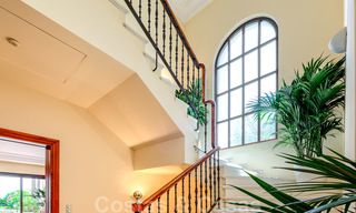 Villa de luxe méditerranéenne classique à vendre avec vue imprenable sur la mer dans une résidence fermée sur le Golden Mile, Marbella 27326 