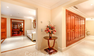 Villa de luxe méditerranéenne classique à vendre avec vue imprenable sur la mer dans une résidence fermée sur le Golden Mile, Marbella 27327 