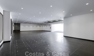 Villa moderne neuve exclusive à vendre, directement sur le terrain de golf de Las Brisas, dans la vallée du golf de Nueva Andalucia, à Marbella 27428 