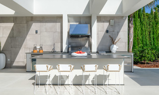 Villa moderne neuve exclusive à vendre, directement sur le terrain de golf de Las Brisas, dans la vallée du golf de Nueva Andalucia, à Marbella 27429 
