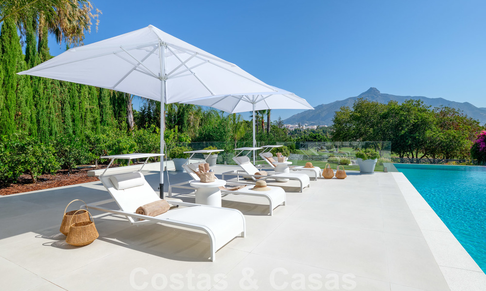 Villa moderne neuve exclusive à vendre, directement sur le terrain de golf de Las Brisas, dans la vallée du golf de Nueva Andalucia, à Marbella 27430