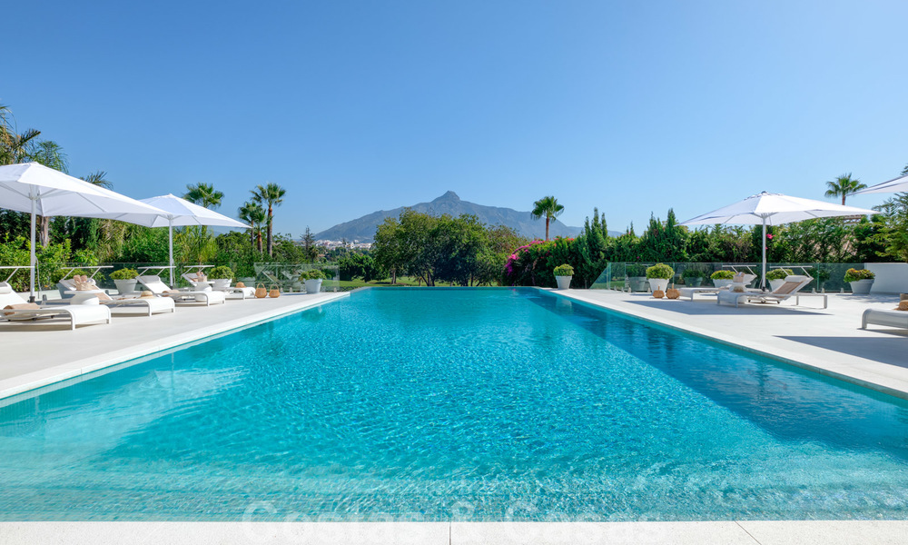 Villa moderne neuve exclusive à vendre, directement sur le terrain de golf de Las Brisas, dans la vallée du golf de Nueva Andalucia, à Marbella 27432
