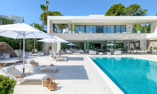 Villa moderne neuve exclusive à vendre, directement sur le terrain de golf de Las Brisas, dans la vallée du golf de Nueva Andalucia, à Marbella 27433 
