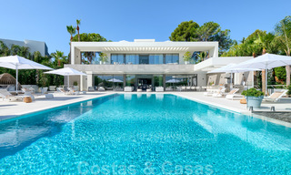 Villa moderne neuve exclusive à vendre, directement sur le terrain de golf de Las Brisas, dans la vallée du golf de Nueva Andalucia, à Marbella 27435 