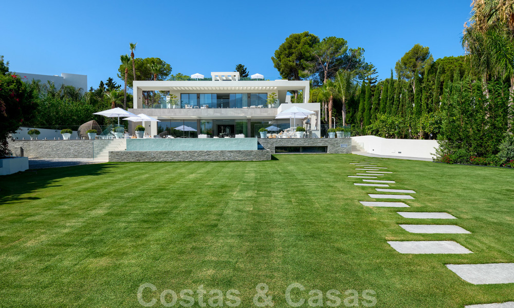 Villa moderne neuve exclusive à vendre, directement sur le terrain de golf de Las Brisas, dans la vallée du golf de Nueva Andalucia, à Marbella 27436