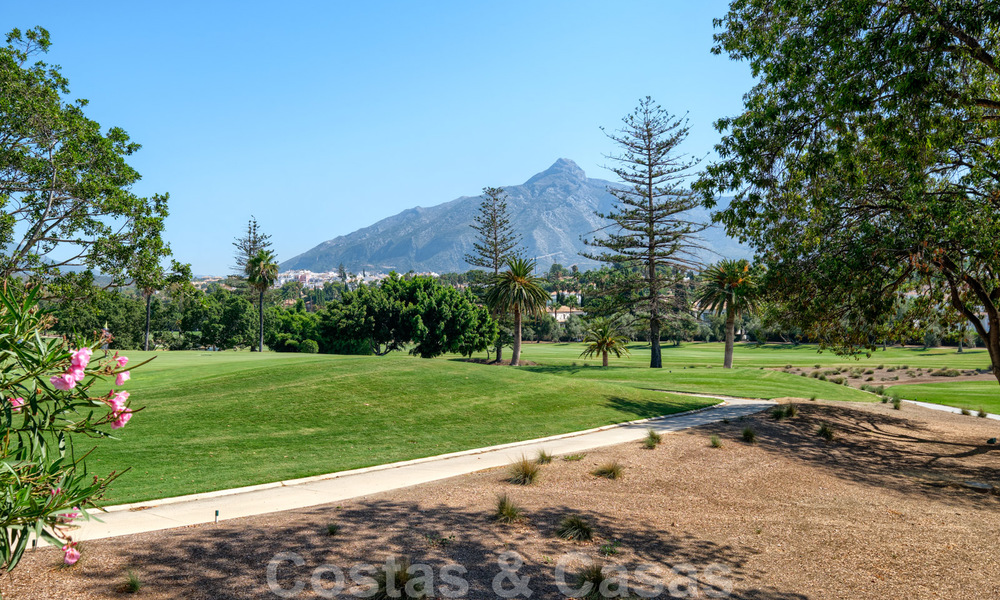 Villa moderne neuve exclusive à vendre, directement sur le terrain de golf de Las Brisas, dans la vallée du golf de Nueva Andalucia, à Marbella 27437