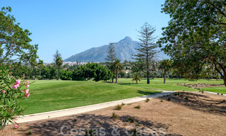Villa moderne neuve exclusive à vendre, directement sur le terrain de golf de Las Brisas, dans la vallée du golf de Nueva Andalucia, à Marbella 27437 