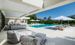 Villa moderne neuve exclusive à vendre, directement sur le terrain de golf de Las Brisas, dans la vallée du golf de Nueva Andalucia, à Marbella 27439 