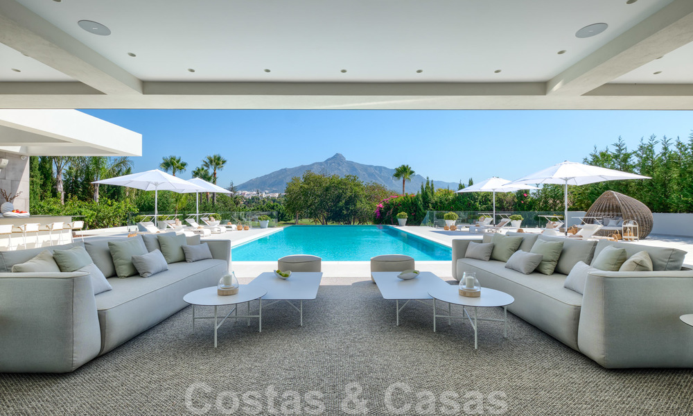 Villa moderne neuve exclusive à vendre, directement sur le terrain de golf de Las Brisas, dans la vallée du golf de Nueva Andalucia, à Marbella 27440