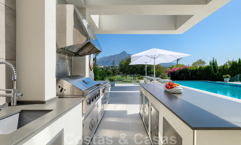 Villa moderne neuve exclusive à vendre, directement sur le terrain de golf de Las Brisas, dans la vallée du golf de Nueva Andalucia, à Marbella 27441