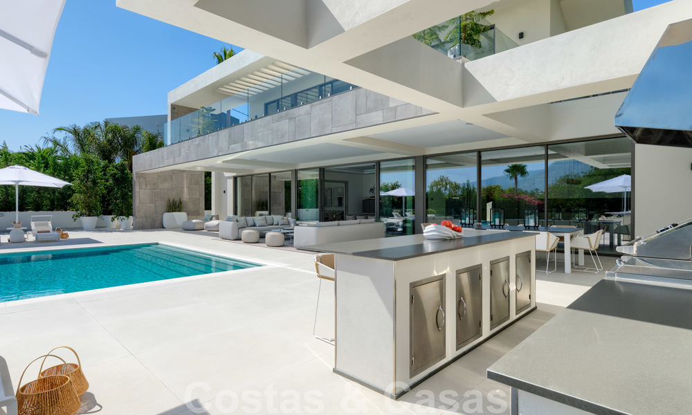 Villa moderne neuve exclusive à vendre, directement sur le terrain de golf de Las Brisas, dans la vallée du golf de Nueva Andalucia, à Marbella 27442