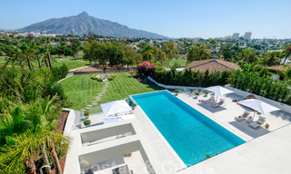Villa moderne neuve exclusive à vendre, directement sur le terrain de golf de Las Brisas, dans la vallée du golf de Nueva Andalucia, à Marbella 27443 