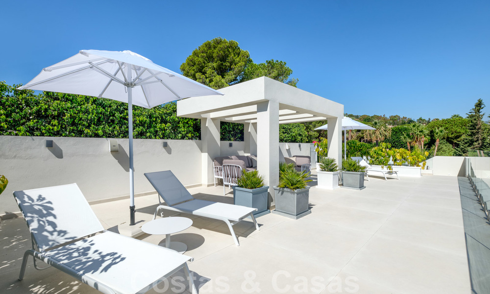 Villa moderne neuve exclusive à vendre, directement sur le terrain de golf de Las Brisas, dans la vallée du golf de Nueva Andalucia, à Marbella 27444