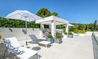 Villa moderne neuve exclusive à vendre, directement sur le terrain de golf de Las Brisas, dans la vallée du golf de Nueva Andalucia, à Marbella 27444 