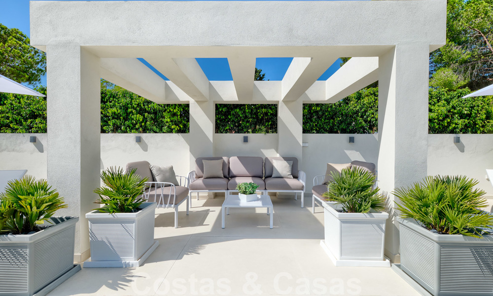 Villa moderne neuve exclusive à vendre, directement sur le terrain de golf de Las Brisas, dans la vallée du golf de Nueva Andalucia, à Marbella 27445