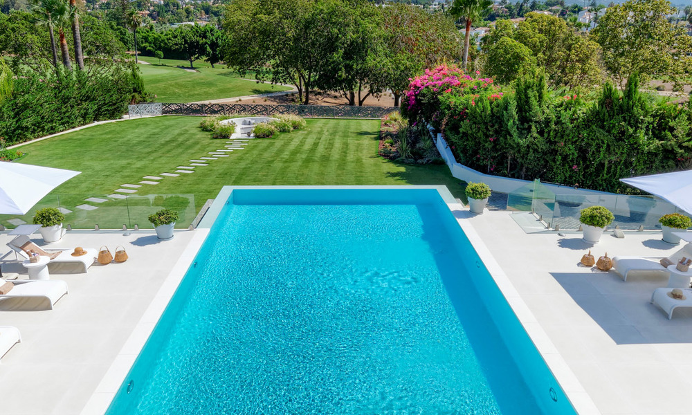 Villa moderne neuve exclusive à vendre, directement sur le terrain de golf de Las Brisas, dans la vallée du golf de Nueva Andalucia, à Marbella 27446