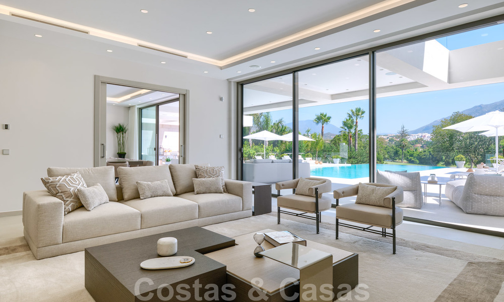Villa moderne neuve exclusive à vendre, directement sur le terrain de golf de Las Brisas, dans la vallée du golf de Nueva Andalucia, à Marbella 27449