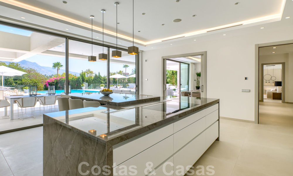 Villa moderne neuve exclusive à vendre, directement sur le terrain de golf de Las Brisas, dans la vallée du golf de Nueva Andalucia, à Marbella 27455