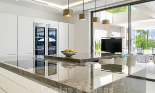 Villa moderne neuve exclusive à vendre, directement sur le terrain de golf de Las Brisas, dans la vallée du golf de Nueva Andalucia, à Marbella 27456 
