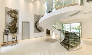 Villa moderne neuve exclusive à vendre, directement sur le terrain de golf de Las Brisas, dans la vallée du golf de Nueva Andalucia, à Marbella 27457 