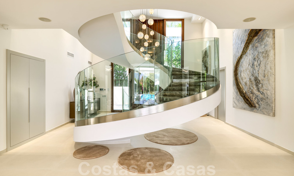Villa moderne neuve exclusive à vendre, directement sur le terrain de golf de Las Brisas, dans la vallée du golf de Nueva Andalucia, à Marbella 27459