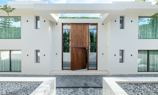 Villa moderne neuve exclusive à vendre, directement sur le terrain de golf de Las Brisas, dans la vallée du golf de Nueva Andalucia, à Marbella 27462 