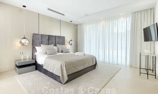 Villa moderne neuve exclusive à vendre, directement sur le terrain de golf de Las Brisas, dans la vallée du golf de Nueva Andalucia, à Marbella 27463 