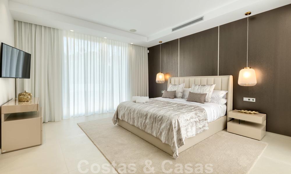 Villa moderne neuve exclusive à vendre, directement sur le terrain de golf de Las Brisas, dans la vallée du golf de Nueva Andalucia, à Marbella 27467