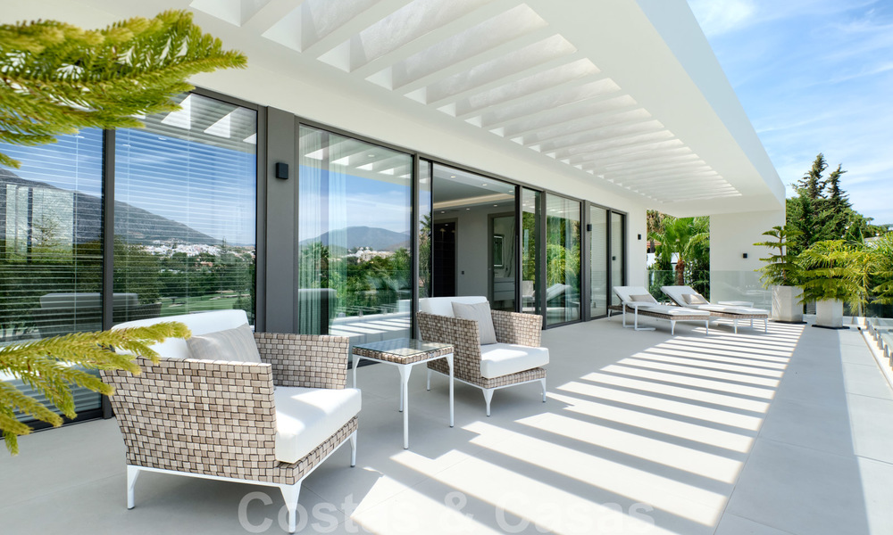 Villa moderne neuve exclusive à vendre, directement sur le terrain de golf de Las Brisas, dans la vallée du golf de Nueva Andalucia, à Marbella 27471