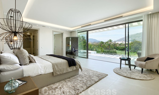 Villa moderne neuve exclusive à vendre, directement sur le terrain de golf de Las Brisas, dans la vallée du golf de Nueva Andalucia, à Marbella 27475 