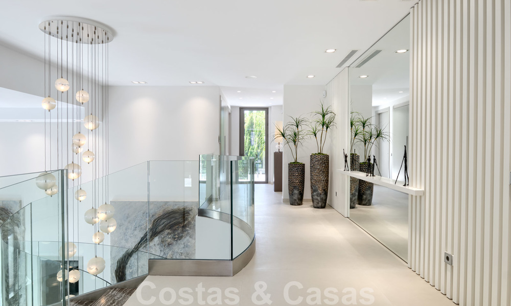 Villa moderne neuve exclusive à vendre, directement sur le terrain de golf de Las Brisas, dans la vallée du golf de Nueva Andalucia, à Marbella 27476