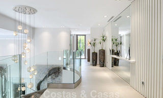 Villa moderne neuve exclusive à vendre, directement sur le terrain de golf de Las Brisas, dans la vallée du golf de Nueva Andalucia, à Marbella 27476 