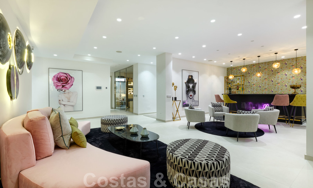 Villa moderne neuve exclusive à vendre, directement sur le terrain de golf de Las Brisas, dans la vallée du golf de Nueva Andalucia, à Marbella 27492