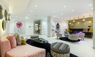 Villa moderne neuve exclusive à vendre, directement sur le terrain de golf de Las Brisas, dans la vallée du golf de Nueva Andalucia, à Marbella 27492 