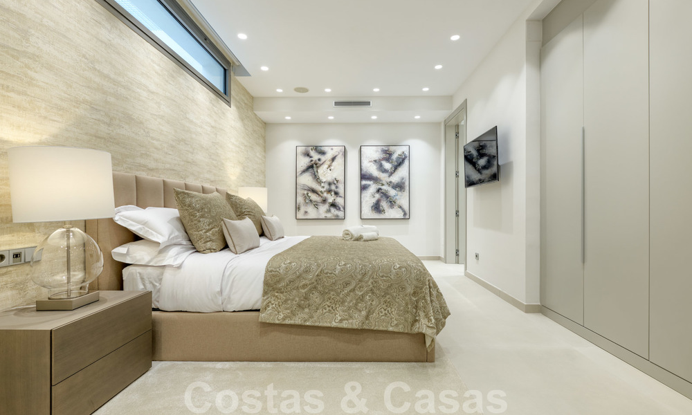 Villa moderne neuve exclusive à vendre, directement sur le terrain de golf de Las Brisas, dans la vallée du golf de Nueva Andalucia, à Marbella 27497