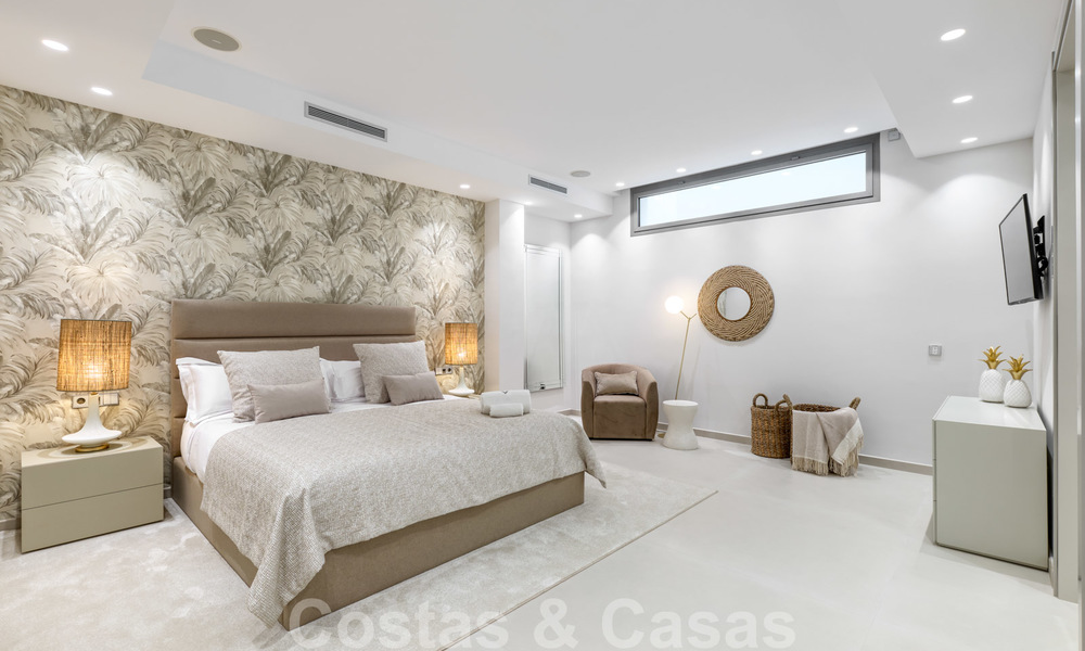 Villa moderne neuve exclusive à vendre, directement sur le terrain de golf de Las Brisas, dans la vallée du golf de Nueva Andalucia, à Marbella 27499