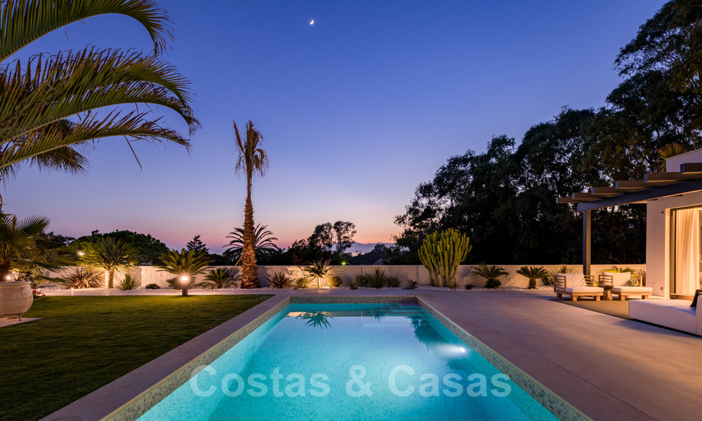Villa contemporaine méditerranéenne avec vue sur la mer, prête à emménager, à vendre à quelques pas de la plage et de toutes les commodités, côté plage Elviria à Marbella 27530