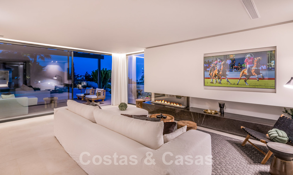 Villa contemporaine méditerranéenne avec vue sur la mer, prête à emménager, à vendre à quelques pas de la plage et de toutes les commodités, côté plage Elviria à Marbella 27533