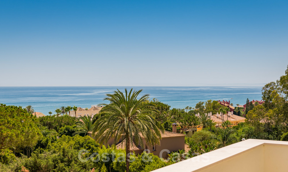 Villa contemporaine méditerranéenne avec vue sur la mer, prête à emménager, à vendre à quelques pas de la plage et de toutes les commodités, côté plage Elviria à Marbella 27535