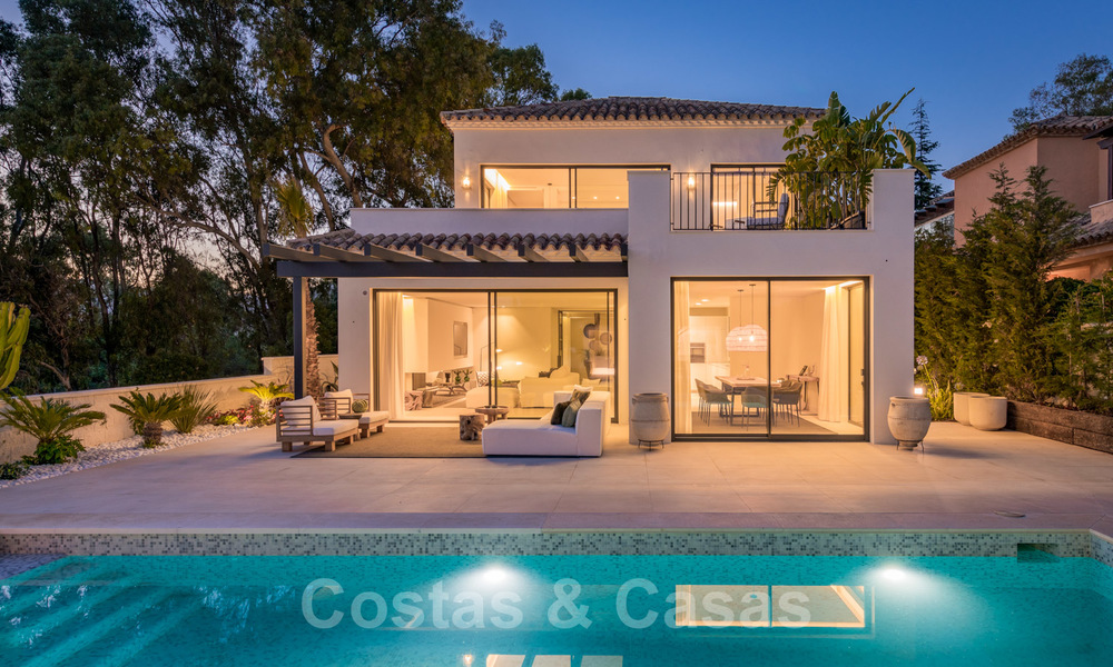 Villa contemporaine méditerranéenne avec vue sur la mer, prête à emménager, à vendre à quelques pas de la plage et de toutes les commodités, côté plage Elviria à Marbella 27536