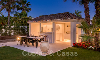 Villa contemporaine méditerranéenne avec vue sur la mer, prête à emménager, à vendre à quelques pas de la plage et de toutes les commodités, côté plage Elviria à Marbella 27538 