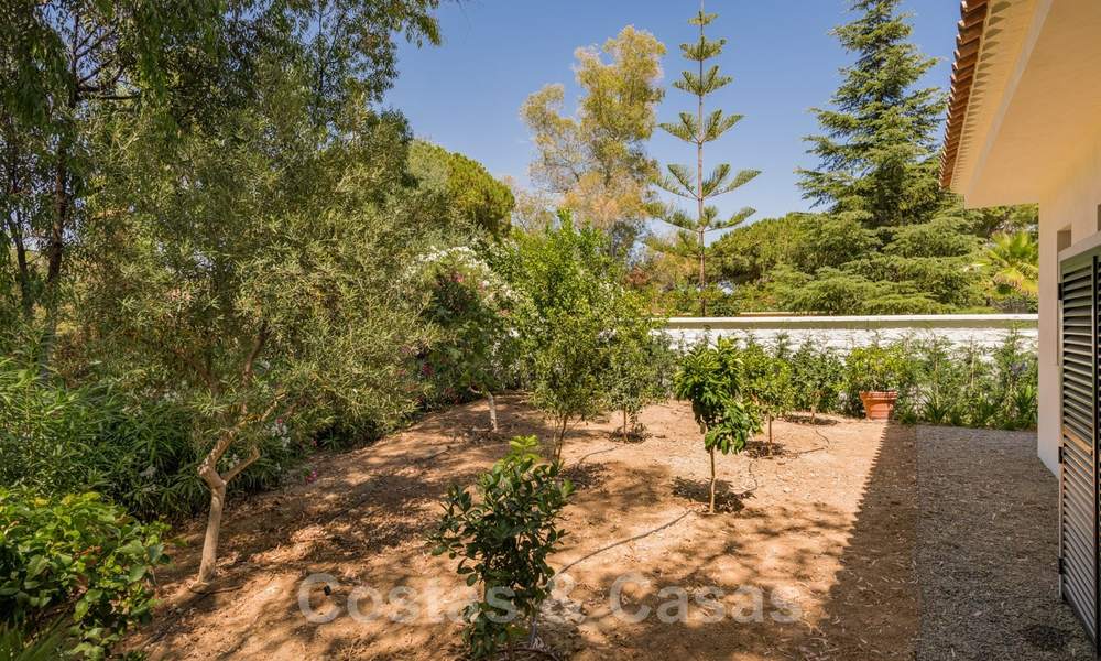 Villa contemporaine méditerranéenne avec vue sur la mer, prête à emménager, à vendre à quelques pas de la plage et de toutes les commodités, côté plage Elviria à Marbella 27540
