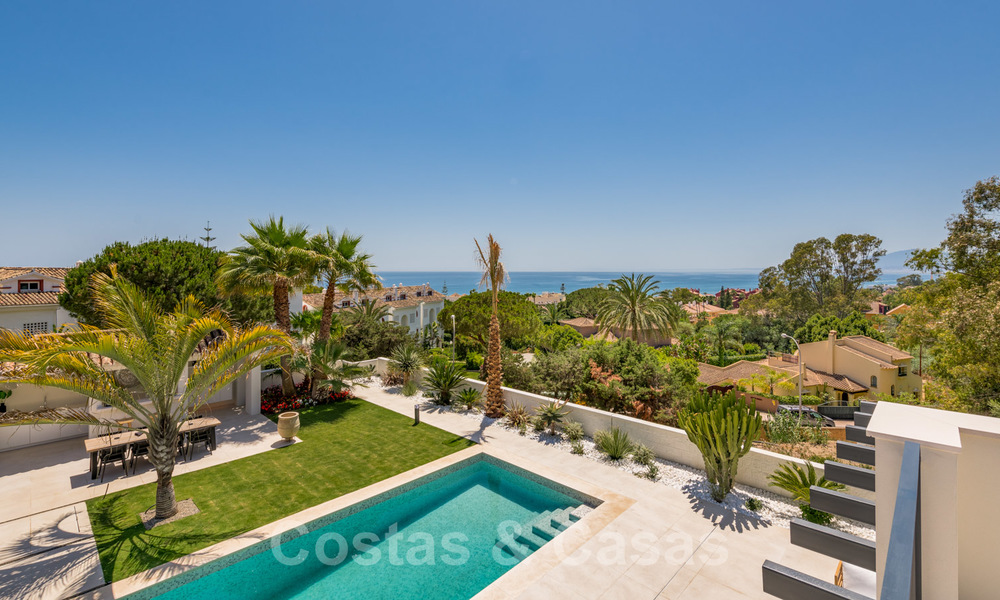 Villa contemporaine méditerranéenne avec vue sur la mer, prête à emménager, à vendre à quelques pas de la plage et de toutes les commodités, côté plage Elviria à Marbella 27542