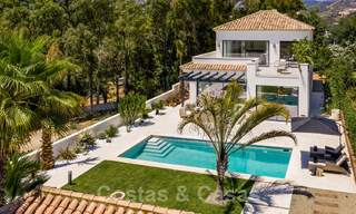Villa contemporaine méditerranéenne avec vue sur la mer, prête à emménager, à vendre à quelques pas de la plage et de toutes les commodités, côté plage Elviria à Marbella 27543 