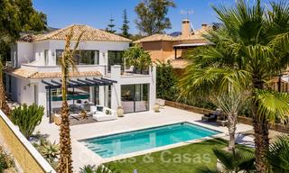 Villa contemporaine méditerranéenne avec vue sur la mer, prête à emménager, à vendre à quelques pas de la plage et de toutes les commodités, côté plage Elviria à Marbella 27544 