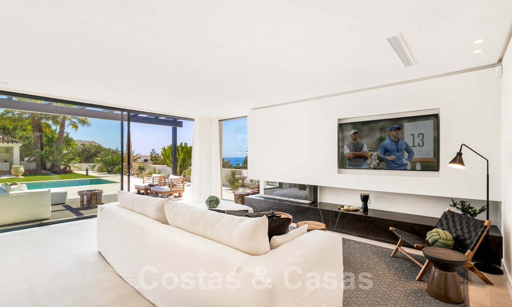 Villa contemporaine méditerranéenne avec vue sur la mer, prête à emménager, à vendre à quelques pas de la plage et de toutes les commodités, côté plage Elviria à Marbella 27548