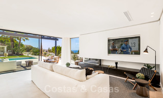 Villa contemporaine méditerranéenne avec vue sur la mer, prête à emménager, à vendre à quelques pas de la plage et de toutes les commodités, côté plage Elviria à Marbella 27548 