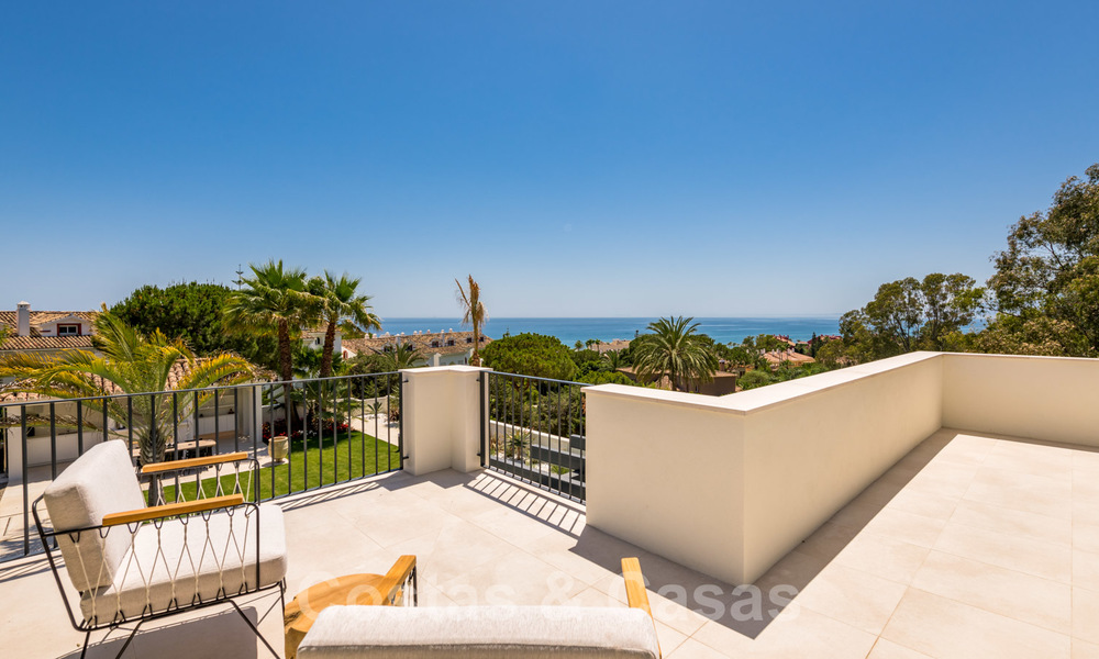 Villa contemporaine méditerranéenne avec vue sur la mer, prête à emménager, à vendre à quelques pas de la plage et de toutes les commodités, côté plage Elviria à Marbella 27549