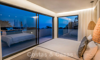 Villa contemporaine méditerranéenne avec vue sur la mer, prête à emménager, à vendre à quelques pas de la plage et de toutes les commodités, côté plage Elviria à Marbella 27550 